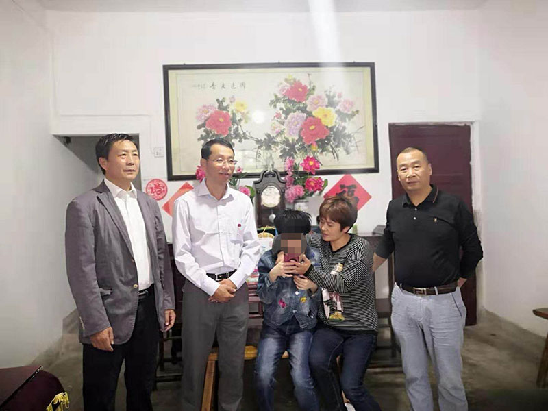 主題教育正當(dāng)時(shí) 志愿服務(wù)暖民心——區(qū)城建投公司黨支部開展志愿服務(wù)、點(diǎn)亮“微心愿”黨日活動(dòng)