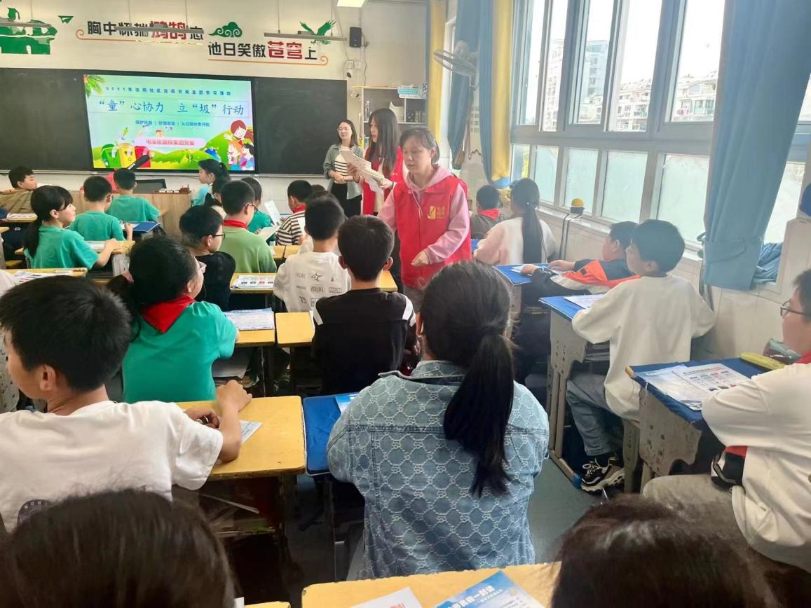 “攜手共筑美好家園”——開展垃圾分類宣傳、小區(qū)衛(wèi)生整治志愿者活動